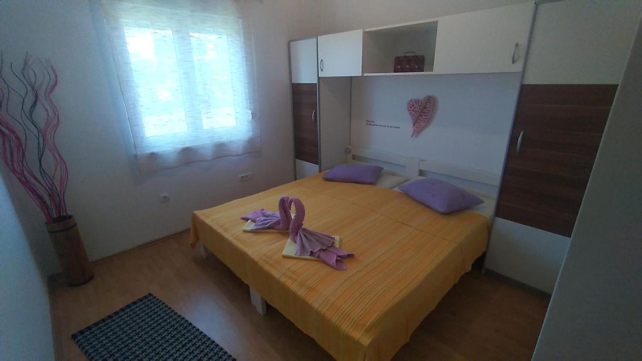 Apartman Ana พูลา ภายนอก รูปภาพ